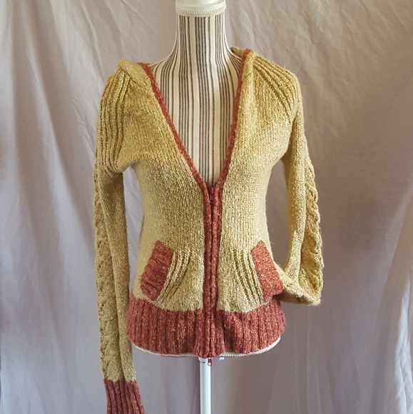 Yellow and red sweater - Picture 3 of 8